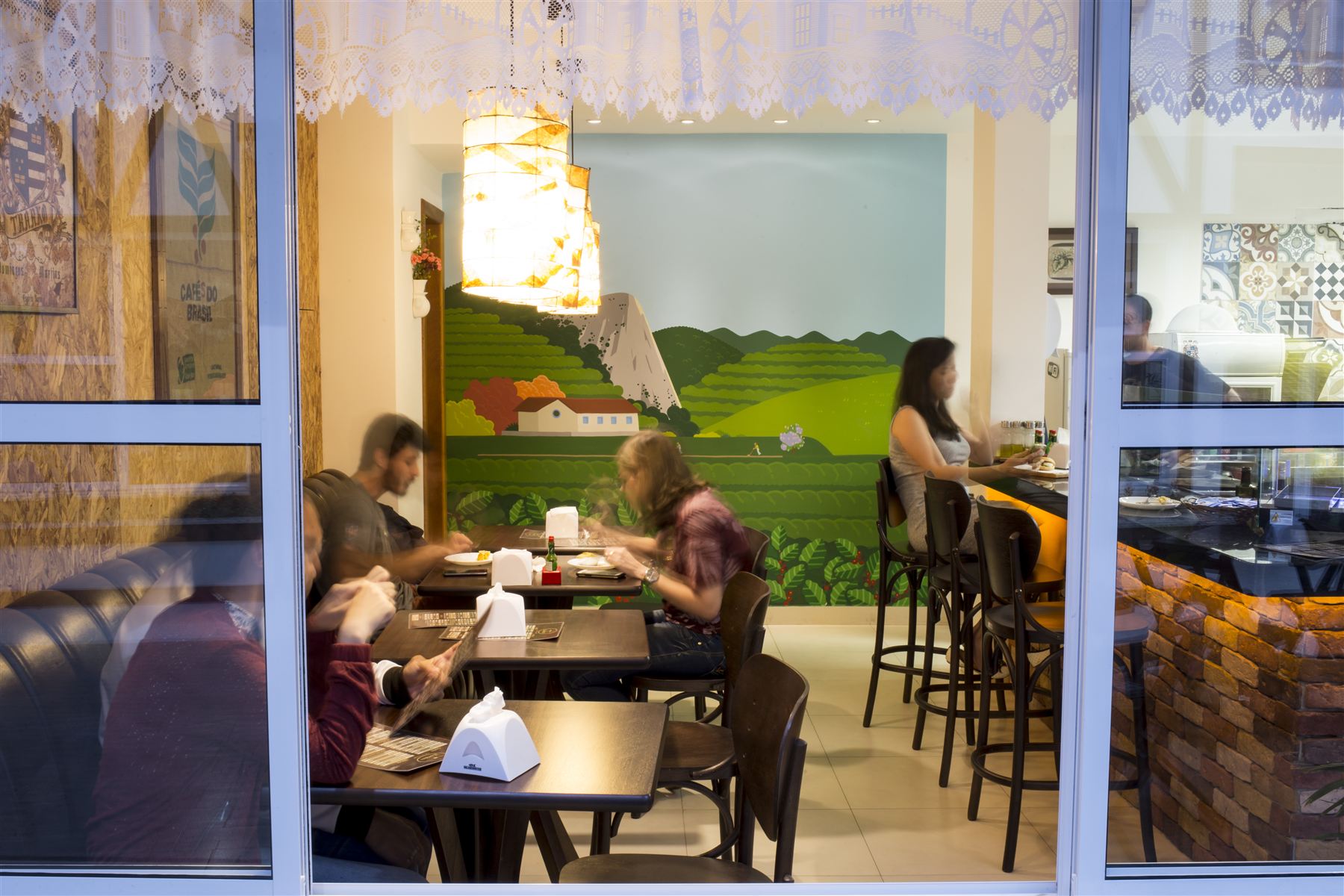 Café Koehler — salão visto da vitrine externa